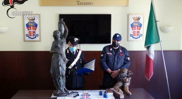 Arrestato un 35enne per detenzione di una pistola clandestina: in casa, i carabinieri scoprono una statua rubata anni fa