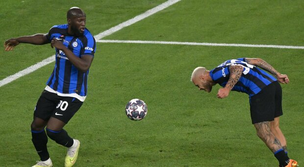 Inter, Lukaku col City come contro il Siviglia: 'salva' un gol fatto di Dimarco. E i social non perdonano