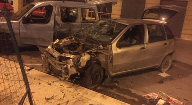 Napoli: un'altra bomba a Ponticelli, otto auto danneggiate dall'esplosione davanti alla roccaforte del clan