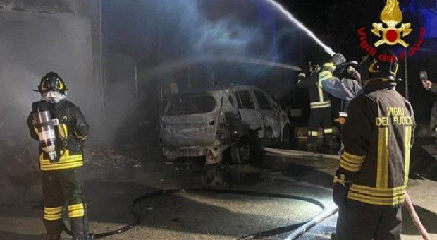 Incendio nella notte: distrutte dal fuoco un 'auto e un furgone