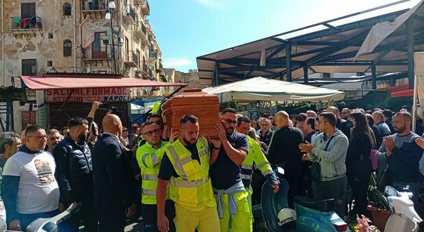 Giuseppe La Barbera, dolore e lacrime al funerale dell'operaio morto nella strage di Casteldaccia: chiuso il mercato di Ballarò