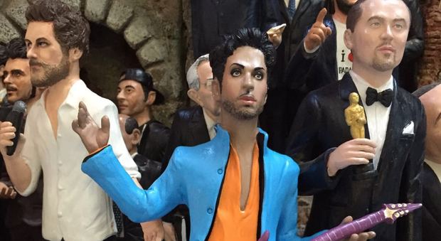 Il maestro dei presepi Ferrigno dedica una statuina a Prince