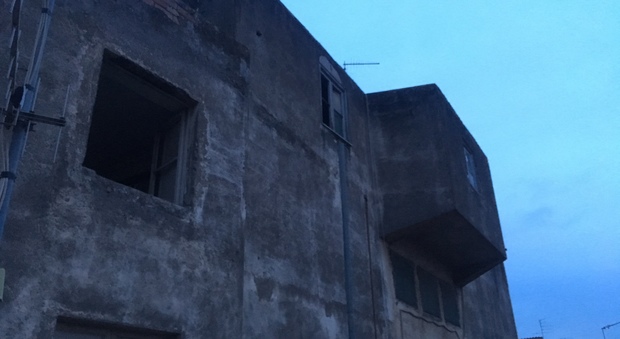 Viterbo, Cinema Genio abbandonato, residenti esasperati: «Adesso i piccioni entrano anche nelle nostre case»