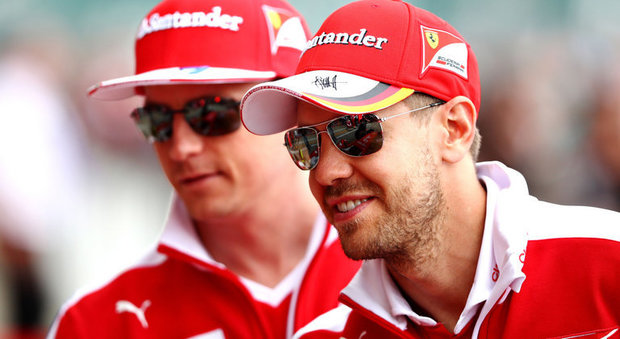 Sebastian Vettel e sullo sfondo Kimi Raikkonen