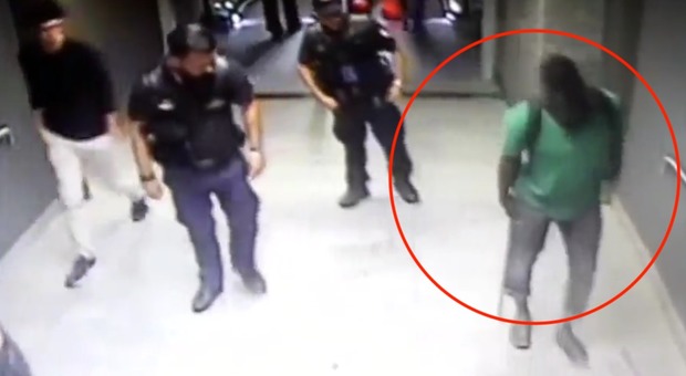 Girava in stazione con un fucile nei pantaloni: denunciato il 'finto zoppo' senegalese