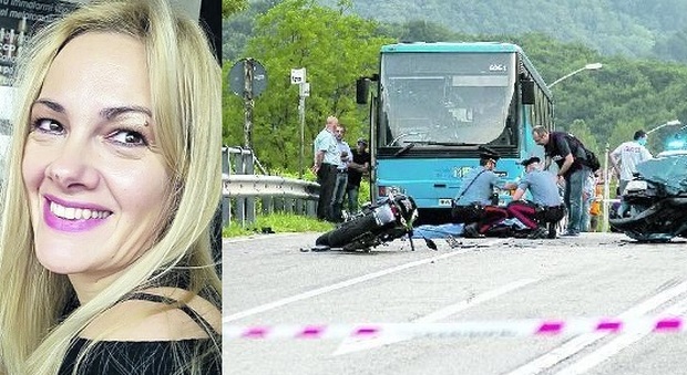 Frontale tra auto e moto: morta una donna di 42 anni