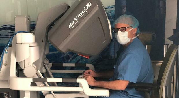 A Napoli raro intervento al pancreas con il robot da Vinci Xi