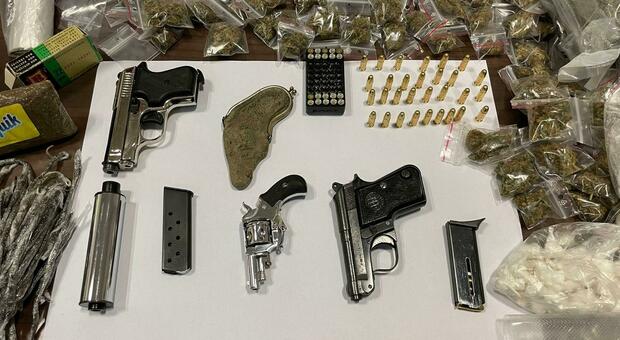 VOLLA. Armi, droga, e munizioni rinvenute in un'auto in sosta dalla guardia di finanza della Compagnia di Torre Annunziata