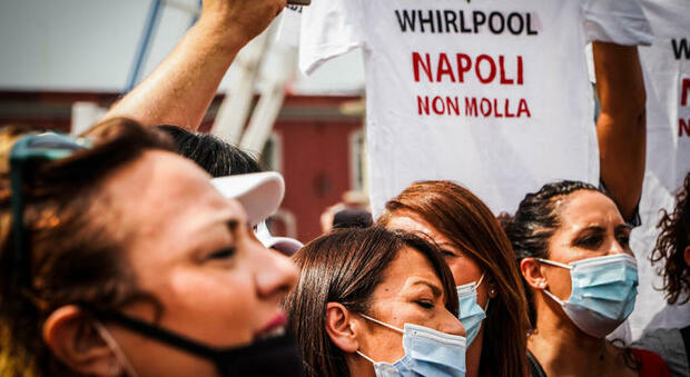 Whirlpool Napoli, sospesi i licenziamenti: cinque imprese per il salvataggio
