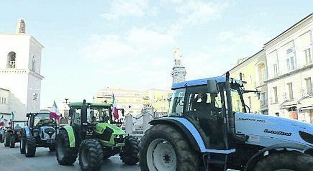 Agricoltori in marcia cento trattori sfilano in centro traffico in tilt
