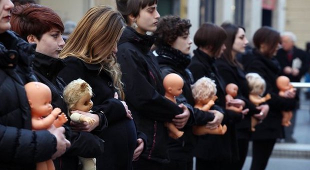 Napoli, protesta choc contro termovalorizzatore: donne a lutto con bambolotti