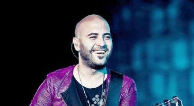 «Lasciateci cantare», Giuliano Sangiorgi, leader dei Negramaro stasera in concerto al Vulci Fest
