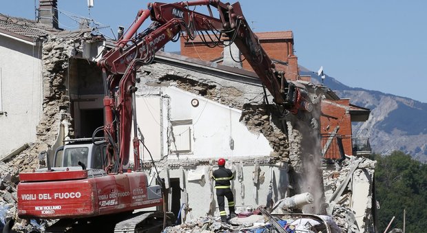 Terremoto, Renzi: ricostruire in fretta, massima trasparenza