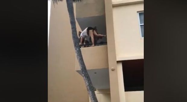 Sotto l'effetto di droga fa yoga sul balcone, donna rischia di precipitare: il video choc