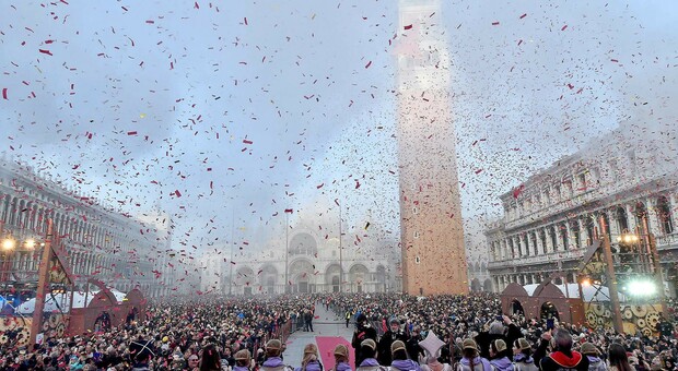 Carnevale di Venezia, il Comune vieta coriandoli di plastica e cannoni spara-stelle filanti: multe fino a 500 euro