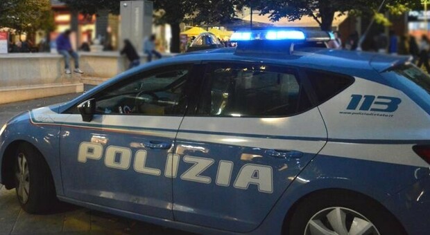 Ancona, licenziata tormenta la titolare e la famiglia con falsi profili social: divieto di avvicinamento alla stalker 22enne