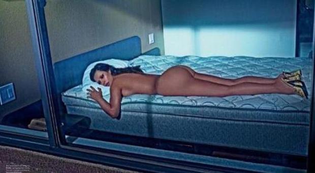 Kim Kardashian ancora nuda su Instagram: stesa sul lettino, super lato B in bella vista