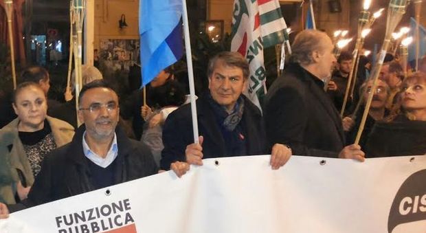 Sanità Campania, s'accendono le fiaccole contro disagi. I sindacati: «Siamo mille in piazza» Foto