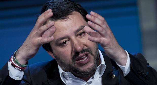Salvini: "Rischio terroristi tra i migranti, bloccare subito tutti gli sbarchi"