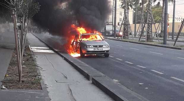 Napoli, via Marina: auto prende fuoco traffico in tilt, intervengono i pompieri