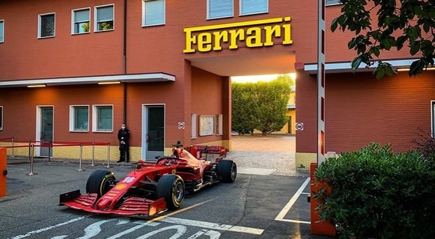 Leclerc a spasso per Maranello con la SF1000: riparte la stagione della Ferrari