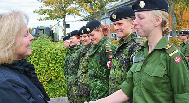 Danimarca, arriva la leva militare obbligatoria per le donne. «Scelta per evitare la guerra e non per alimentarla»