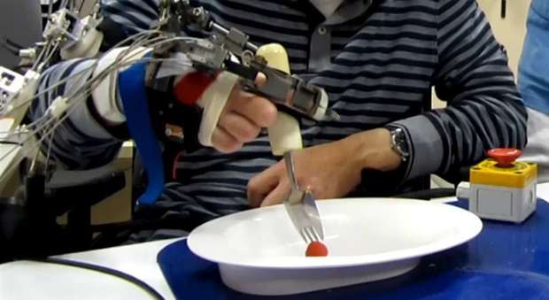 Braccia e gambe paralizzate: riescono a mangiare grazie a un guanto hi-tech