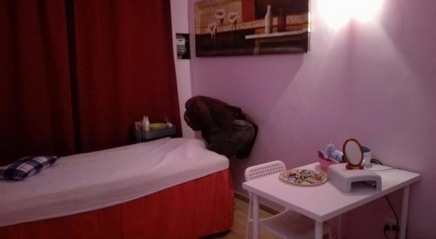 Milano, moglie fa scoprire prostituzione in centro massaggi: «Mio marito ci spende tutta la pensione»