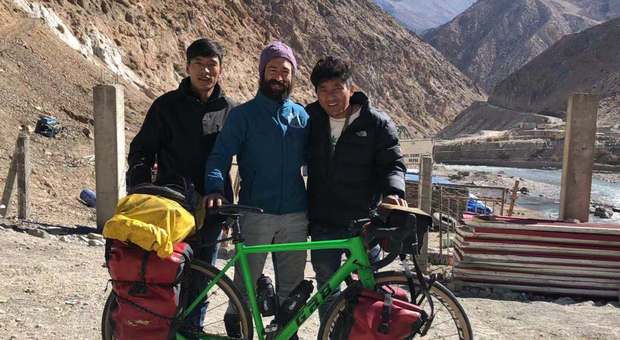 Fausto De Poi arrivato in Nepal dopo 10mila km in bici