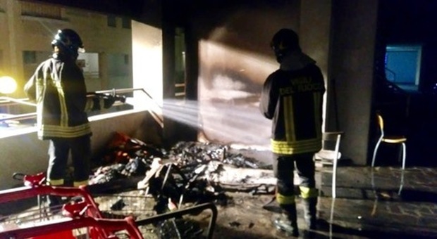 Senigallia, fiamme nelle case popolari Incendio sospetto, c’è l’ipotesi del dolo