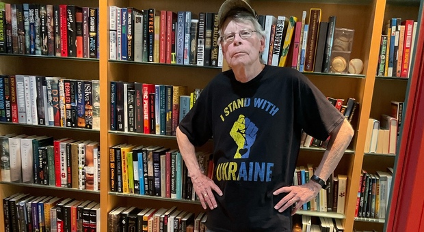 Stephen King con la maglia dell'Ucraina: «Putin inespressivo»