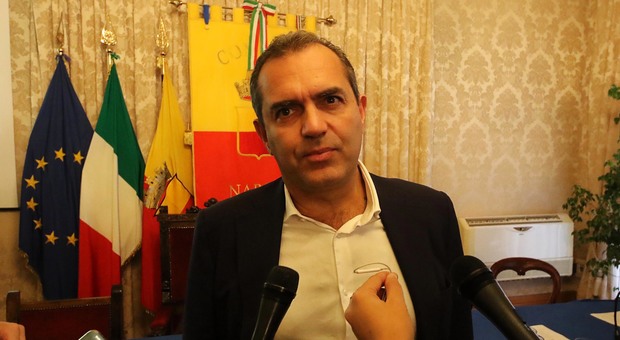 Migranti, il sindaco de Magistris: «Da Napoli 450 imbarcazioni»