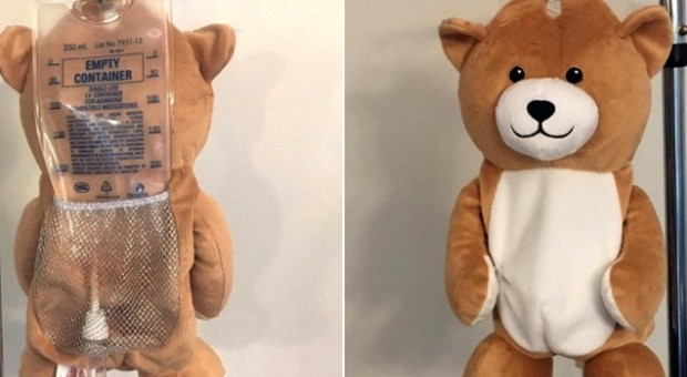 A 7 anni si spaventa della flebo e inventa l'orsetto Teddy “coprisacca": lo vuole regalare a tutti i bimbi malati