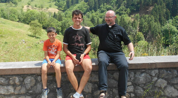Il papà Emanuele Gris con il parroco don Fabrizio Tessaro con il piccolo Vincenzo