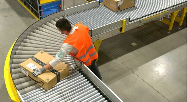 Al lavoro in un centro di smistamento Amazon: a Udine è operativo il nuovo deposito a servizio del Friuli