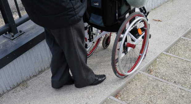 Invalida in sedia a rotelle cammina: 87enne nei guai per truffa aggravata