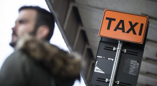 Taxi contro Uber, nuovo sciopero in arrivo: il 23 marzo stop alle auto bianche