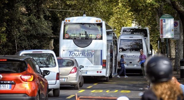 Bus turistici via dal centro storico dal 2019, Raggi esulta dopo la sentenza del Tar