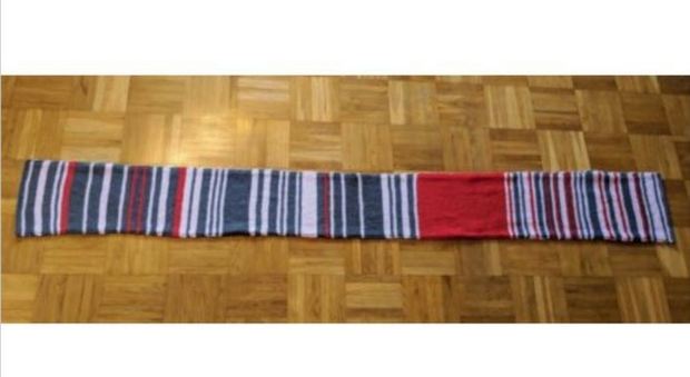 Sferruzza mentre il treno è in ritardo, la sciarpa arriva a un metro e mezzo: venduta su Ebay per 7mila euro