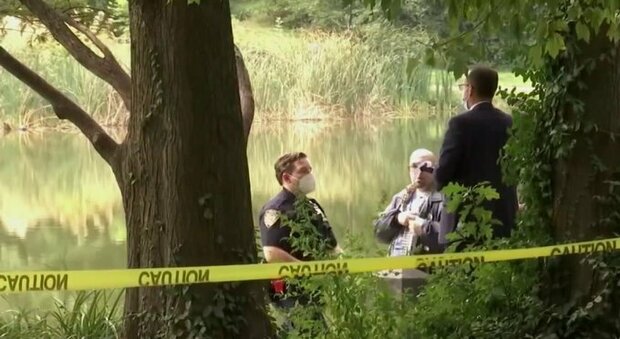 New York, orrore a Central Park: 24enne pesca un cadavere da un laghetto. E' il terzo corpo in un mese