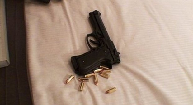Usa, trova pistola in casa, bimbo di tre anni spara e uccide la madre