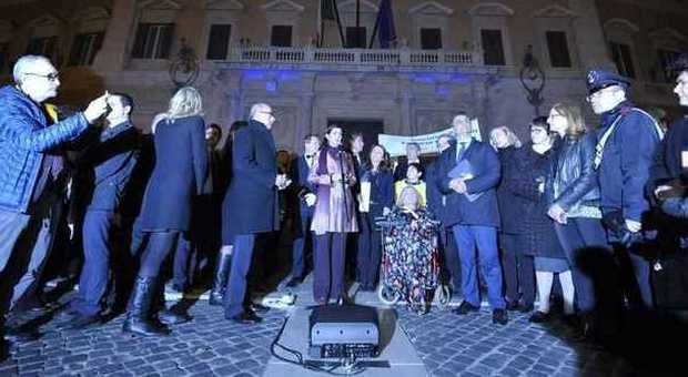 Autismo, countdown Boldrini: la facciata di Montecitorio si tinge di blu