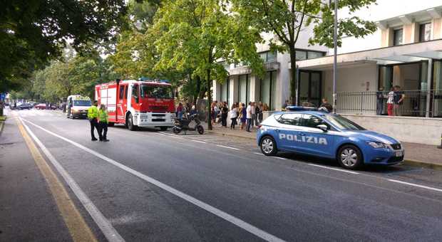 Studenti e prof fanno fatica a respirare, evacuato il liceo Canova