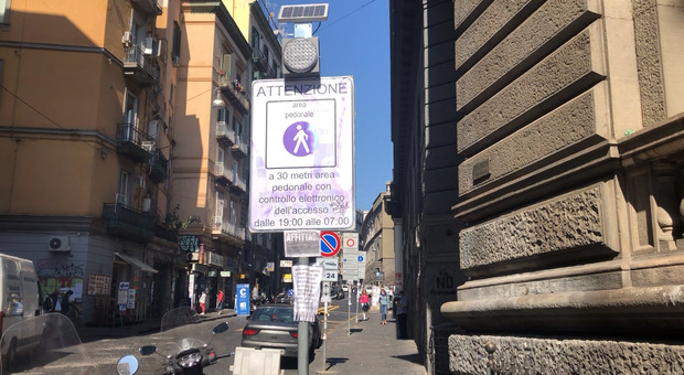 Multe pazze a Napoli, la denuncia dei residenti del centro storico: «Continuano ad arrivare, mercoledì tutti in piazza»