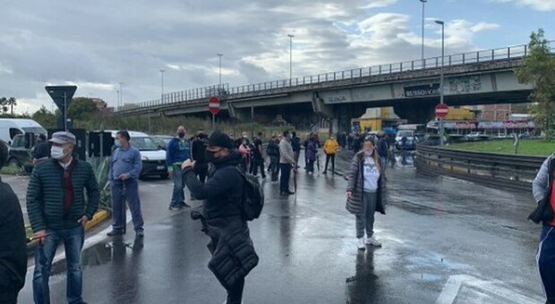 Covid, blocco stradale contro il mini-lockdown: ad Arzano prime rivolte dei commercianti