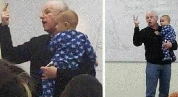 Il professore tiene in braccio il figlio della studentessa durante la lezione all'università: la foto è virale