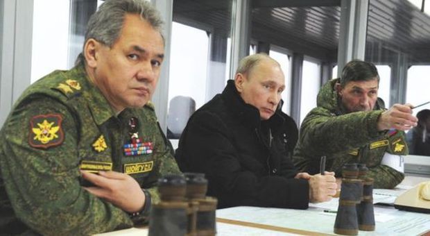 Putin con il ministro della Difesa (destra) e il capo delle Forse armate