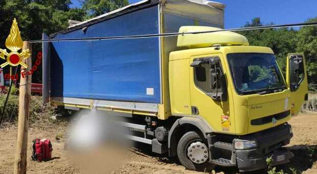Tenta di fermare il camion sfrenato, ma viene travolto: tragedia a Passignano