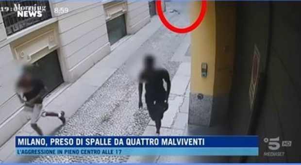Aggredito in pieno centro a Milano, le immagini choc a Morning News: «Erano tre ragazzi di colore, sono scosso»