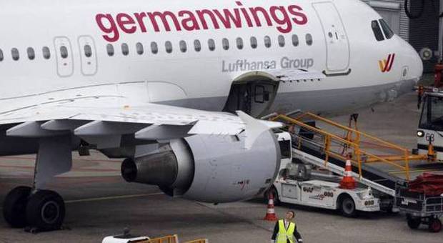 Paura su aereo Germanwings: fumo in cabina, atterraggio d'emergenza a Pisa